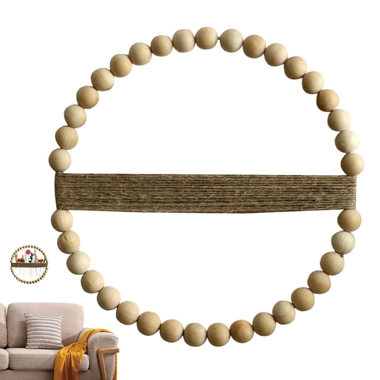 Couronne en perles de bois pour habiller un mur vide avec style