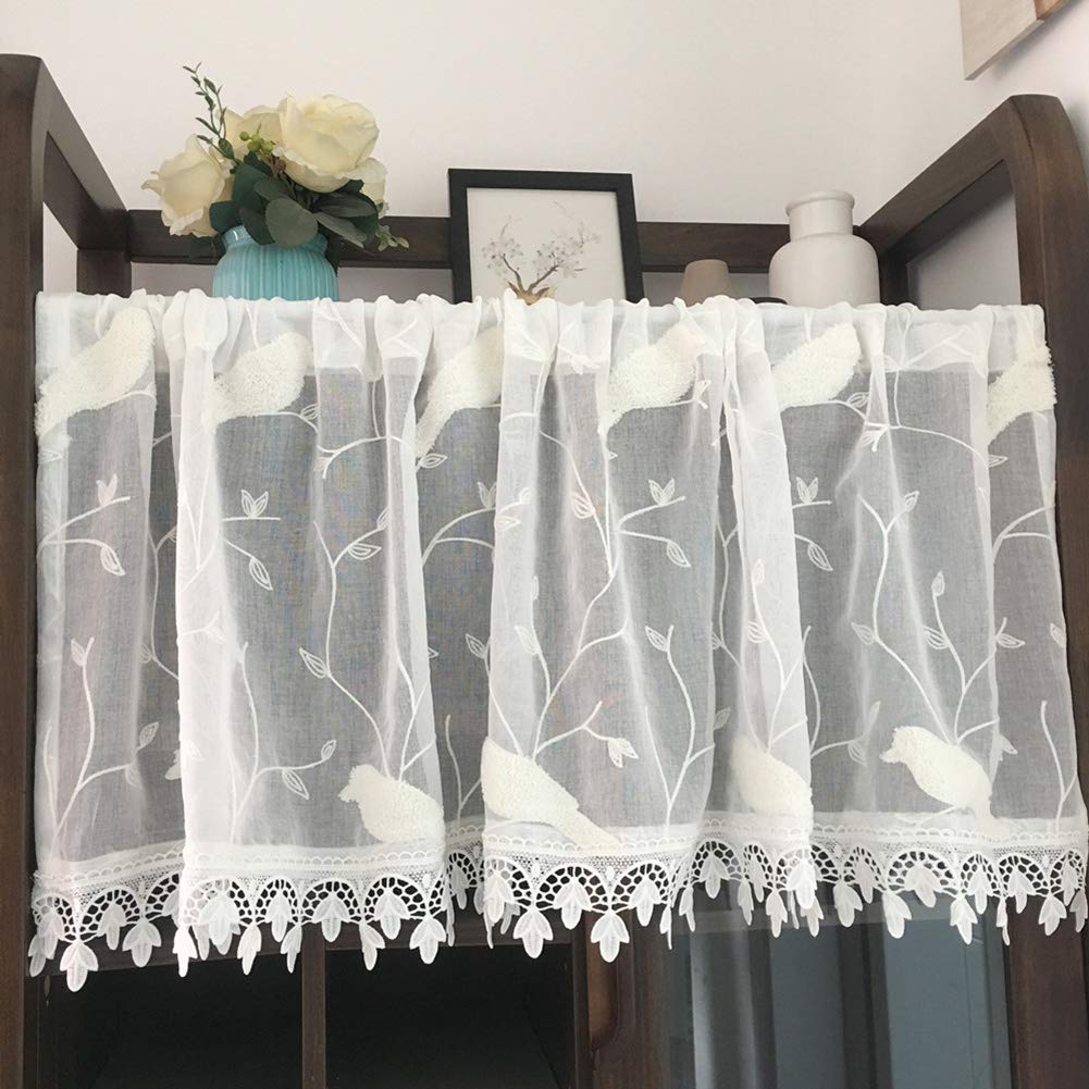 Demi-rideau de cuisine blanc brodé pour créer une ambiance bistrot vintage
