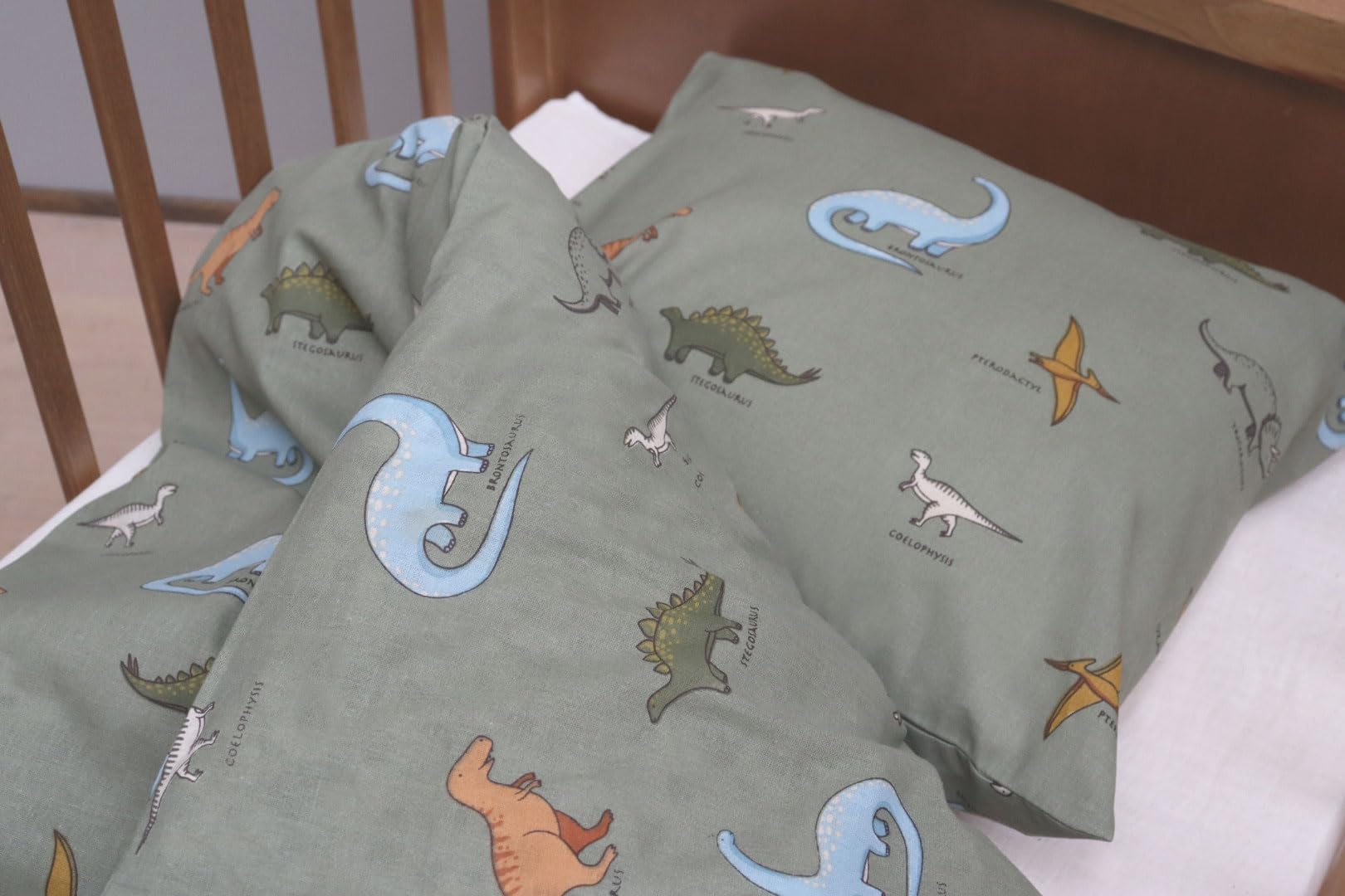 BrandMac Parure de Lit Dinosaures Names pour Bébé ou Petit Lit, 100% Coton, Housse de Couette 100x135 cm + Taie d'oreiller 40x60 cm, by Mats