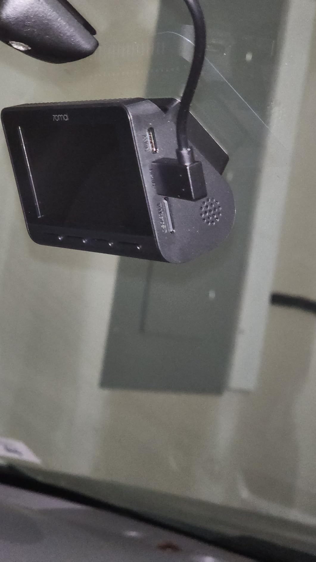 70mai A800S mounted in car showing camera position
