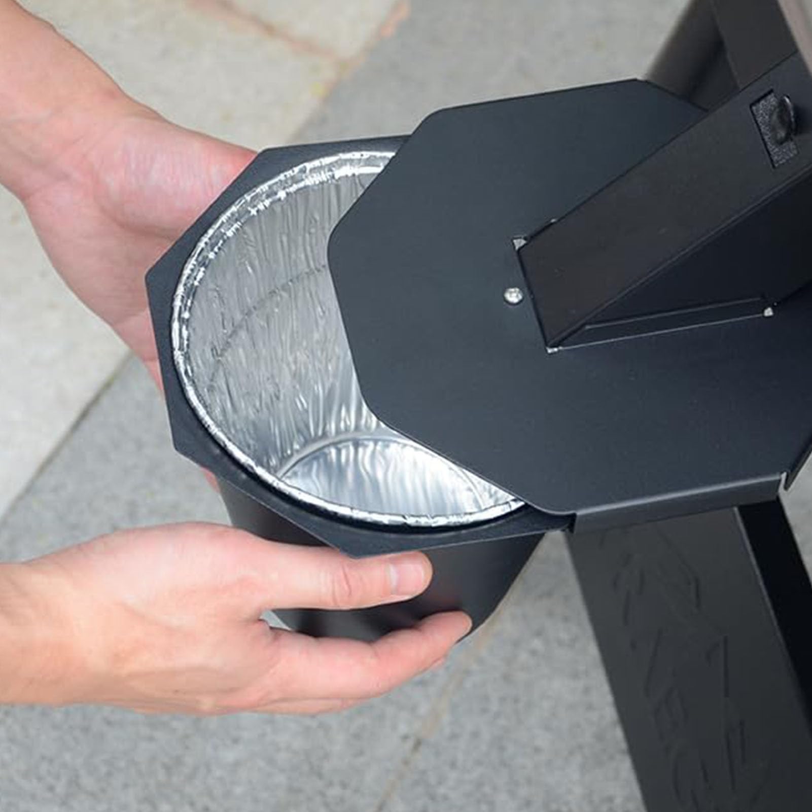 Pojemnik na Tłuszcz Wędzarniczy, Pojemnik Tłuszcz Ociekowy z pokrywką i 12 Wkładkami z Folii Aluminiowej, Wiadro Wędzarnicze na Pellet do Wędzarni Pellet Wiadra Ociekowe