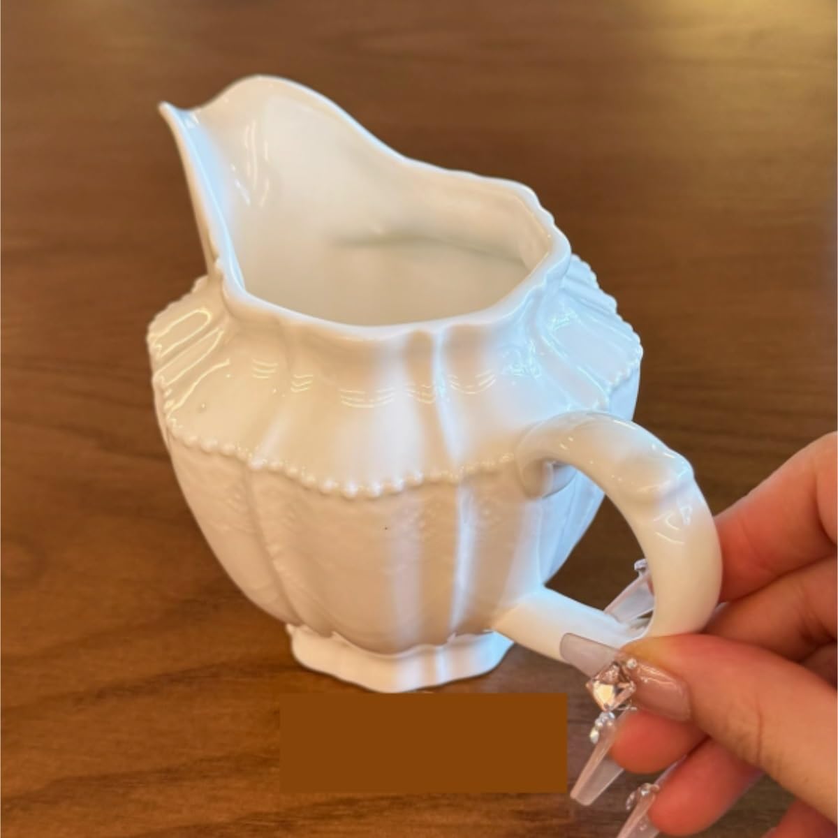 Soßenkrug aus Keramik, Soßen-Milchkännchen, Restaurant, Zuhause, Muster, Relief, weiße Keramik, Nachmittagstee, Kaffee, Milchkännchen, Tasse, Sauciere