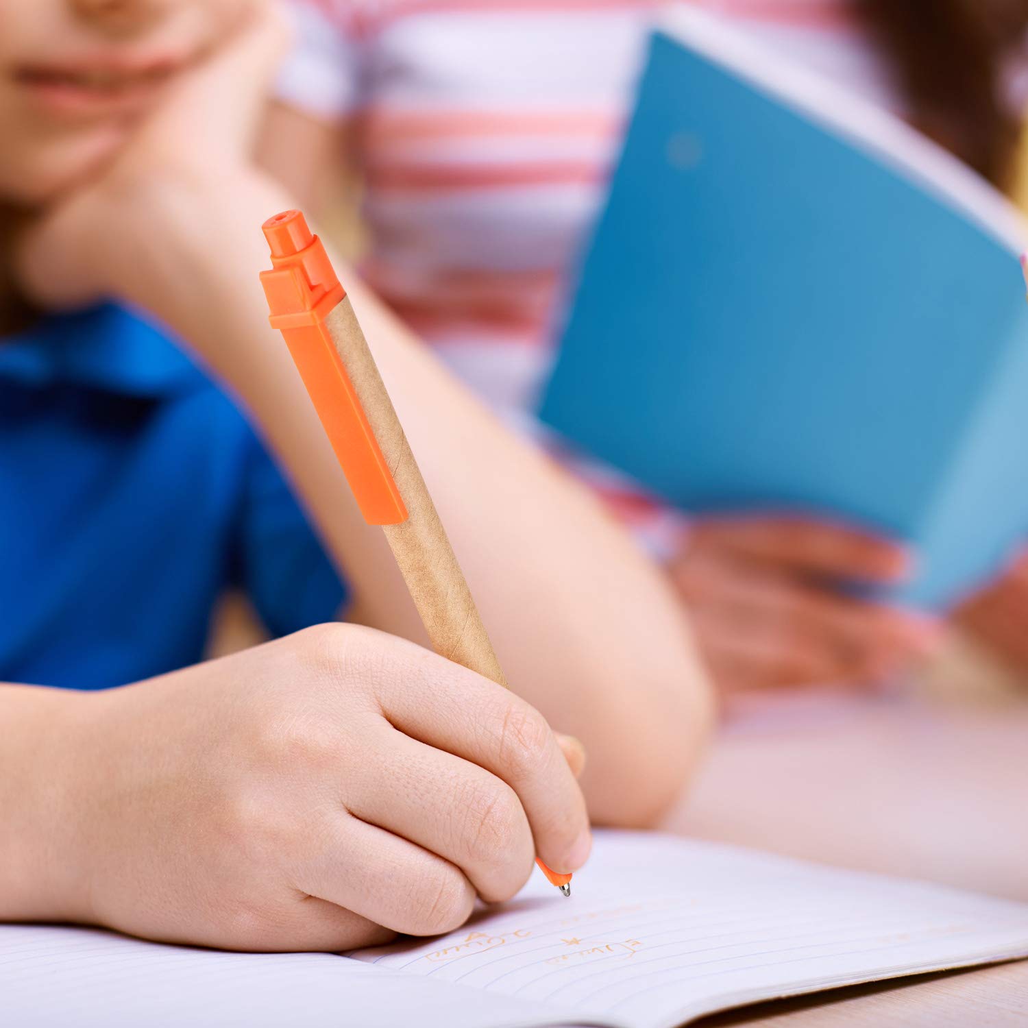 Outus - Bolígrafos de papel Kraft de 100 unidades, bolígrafos de tinta negra, retráctiles, de punta media, 0,7 mm, para material de escritura para la oficina de la escuela, multicolor