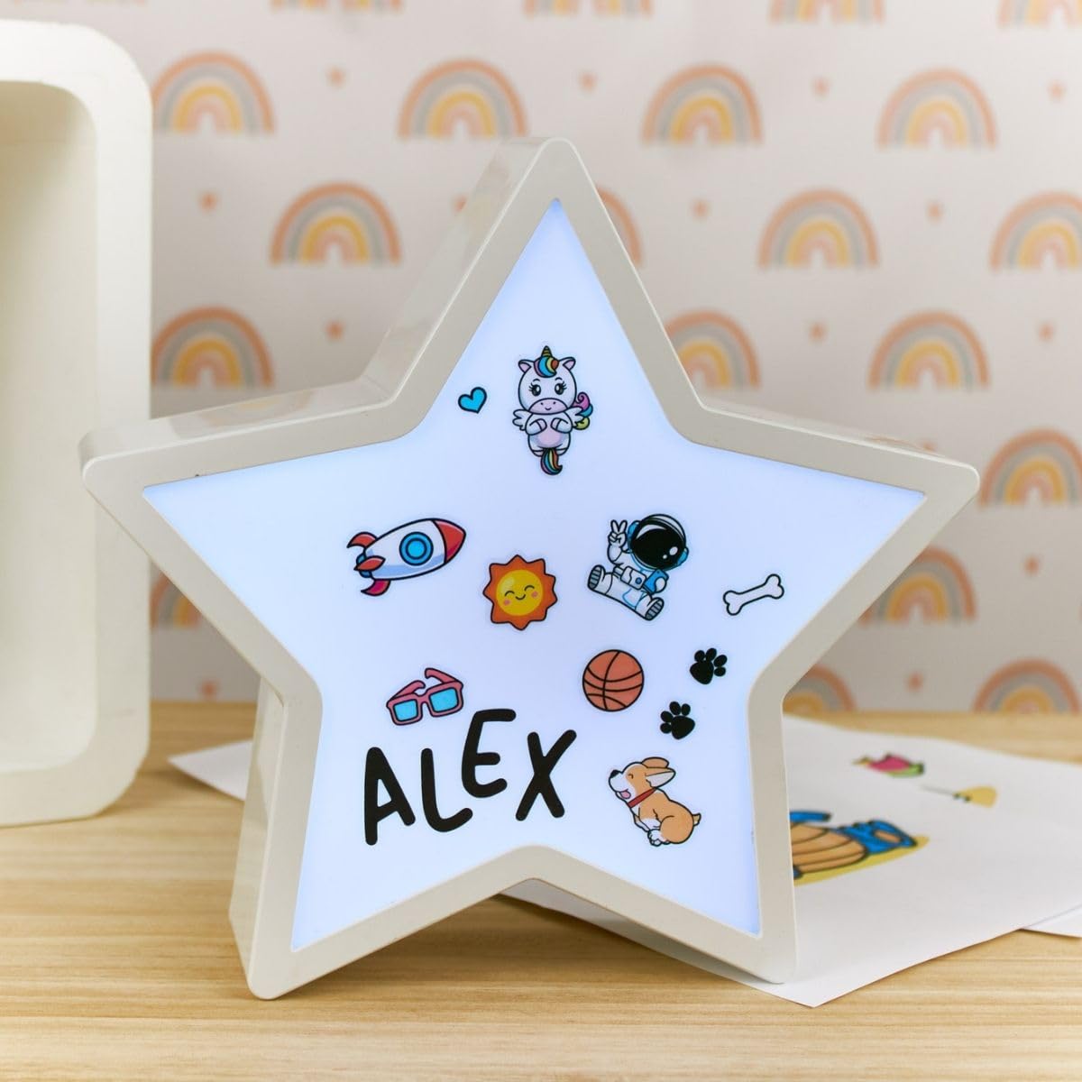 CUTOUT Lámpara Personalizada Infantil Estrella. Lámpara de Mesita de Noche Infantil. Luz Nocturna Infantil para Niños. Luz Led Quitamiedos con Pegatinas incluidas. Regalo Original para personalizar.