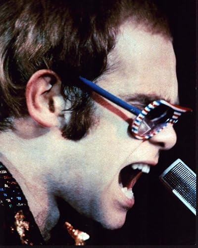 Miniatura 1 de Posterazzi Impresión fotográfica de Elton John Close Up Singing On Stage (16 x 20) - Referencia # MVM02566