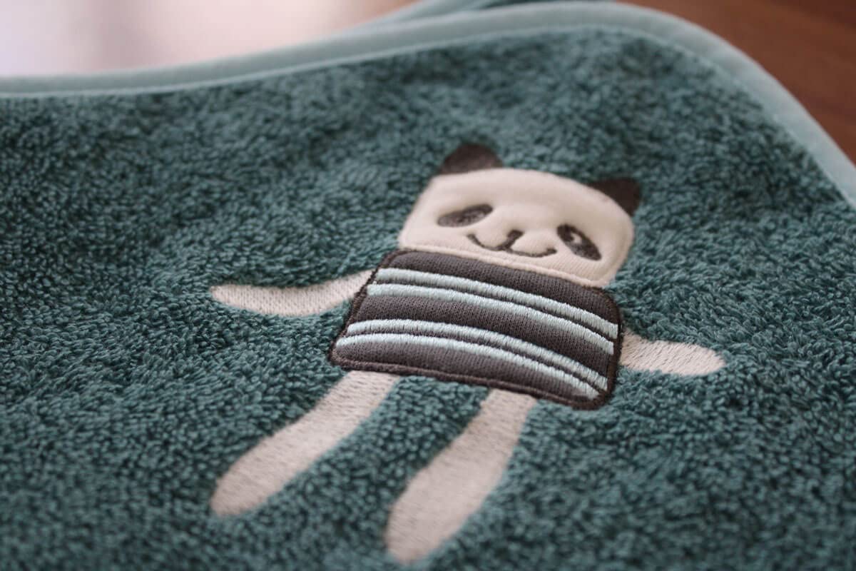 Kapuzenhandtuch personalisiert mit Waschlappen Set | Baby Badetuch 80 x 80 cm Kapuzenbadetuch Baby | Bestickt mit Name | Baby Handtuch mit Kapuze | Baby Erstausstattung | Teddy (Bär Meer)