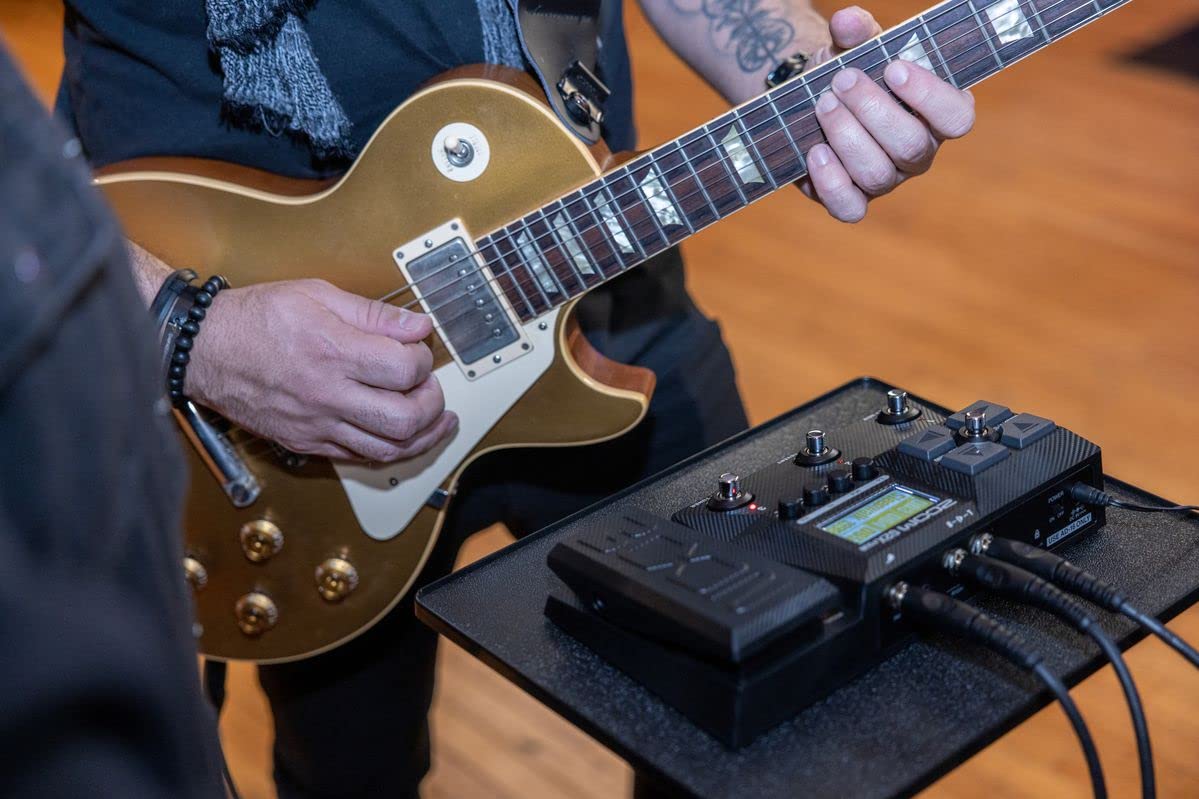 Zoom - G2X FOUR - Processore Multi-Effetti con Pedale di Espressione, IR Multi-Layer, Modellazione Amplificatori, 75+ Effetti Incorporati, Looper, Sezione Ritmica, Accordatore, Interfaccia Audio