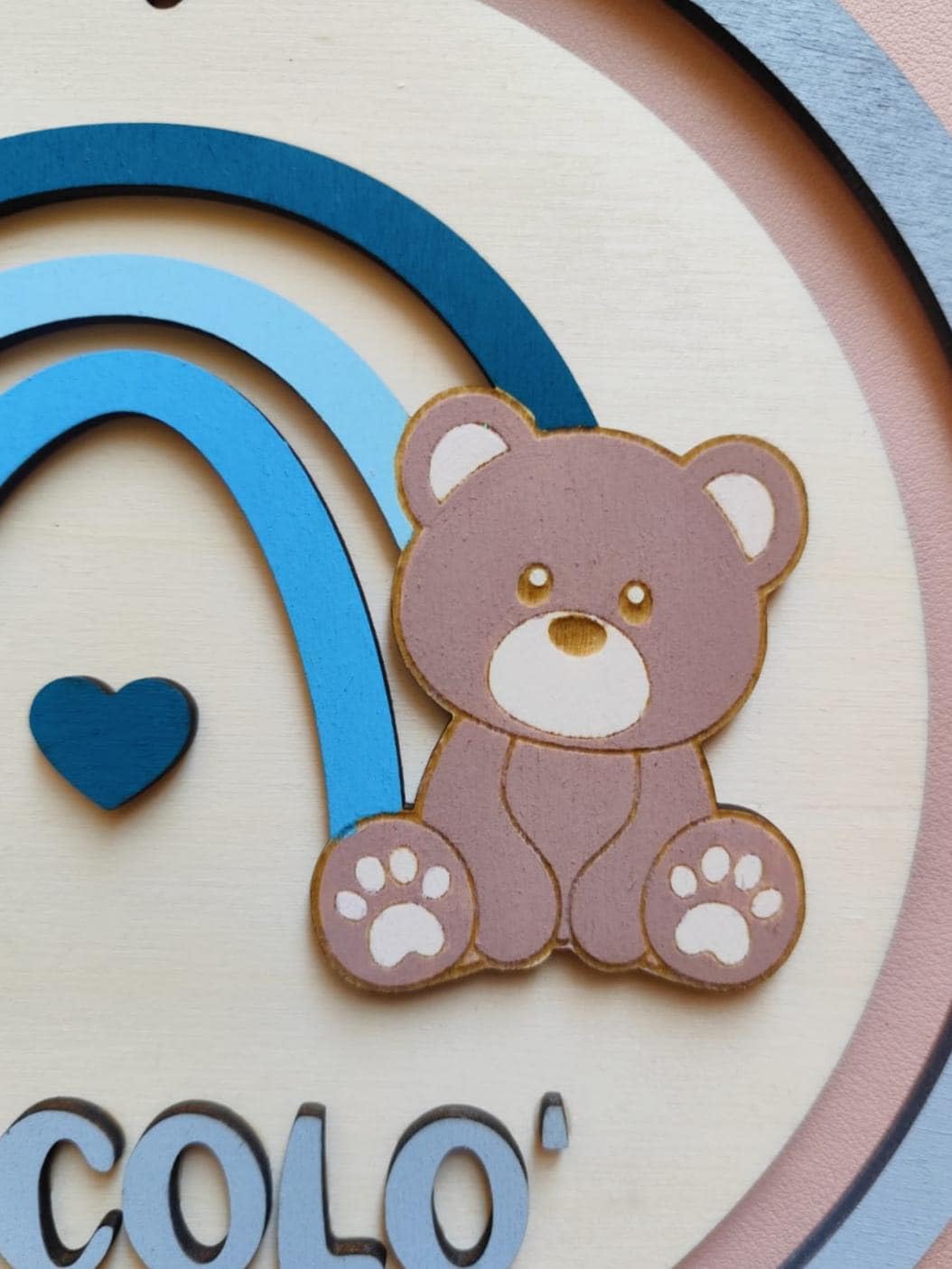 Decorazione Personalizzata da Parete per Bambini, Orsetto con Arcobaleno, Targa in Legno per Cameretta, Regalo Nascita e Battesimo, Fiocco nascita fatto a Mano