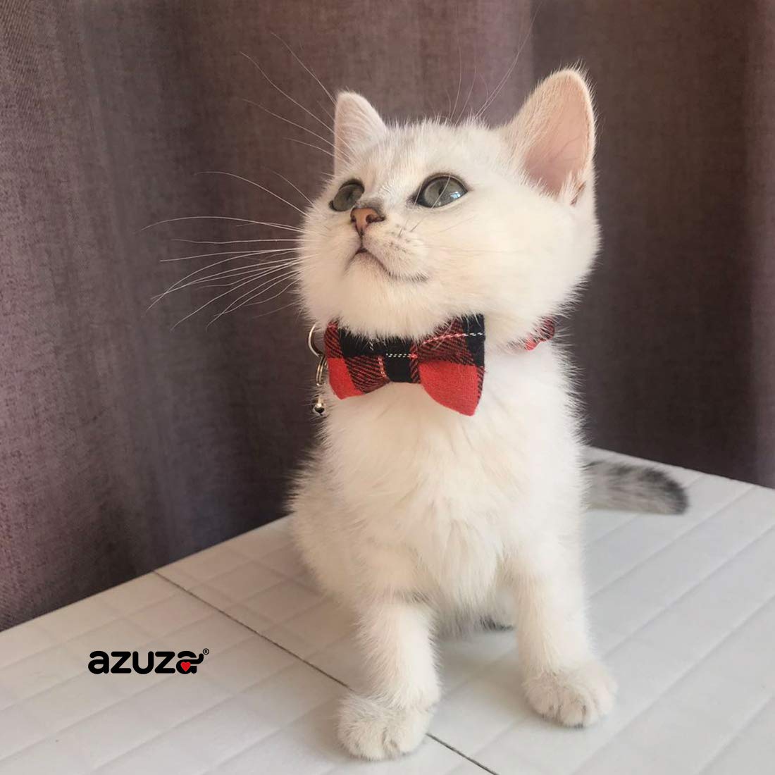 azuza Breakaway Katzenhalsband mit Glöckchen, 2 Stück, Sicherheitsschnallen, Kätzchenhalsbänder mit Fliege, klassisches Karomuster, verstellbar von 15,2 cm - 20,3 cm