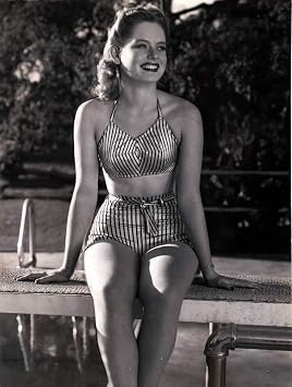 Posterazzi DAP1142 Alexis Smith - Smiling by Pool Photo Print, 8 x 10, Multi