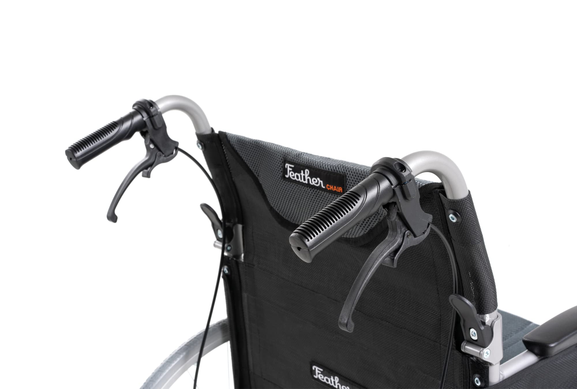 FeatherMobility - 14 libras - Silla de ruedas plegable ligera con cojín rojo y marco plateado - con ruedas oscilantes, antivuelcos y de liberación rápida