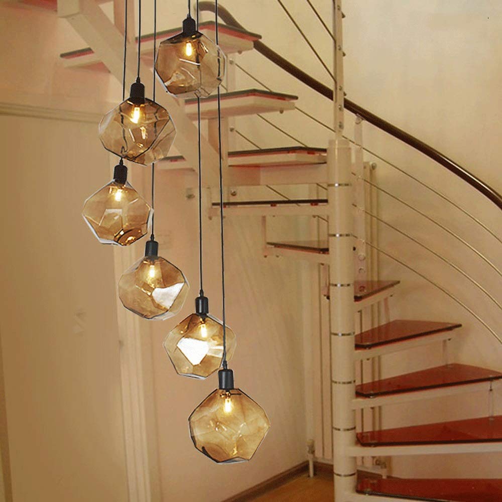 Lustre à boules de verre rotatif pour optimiser l'éclairage d'un escalier