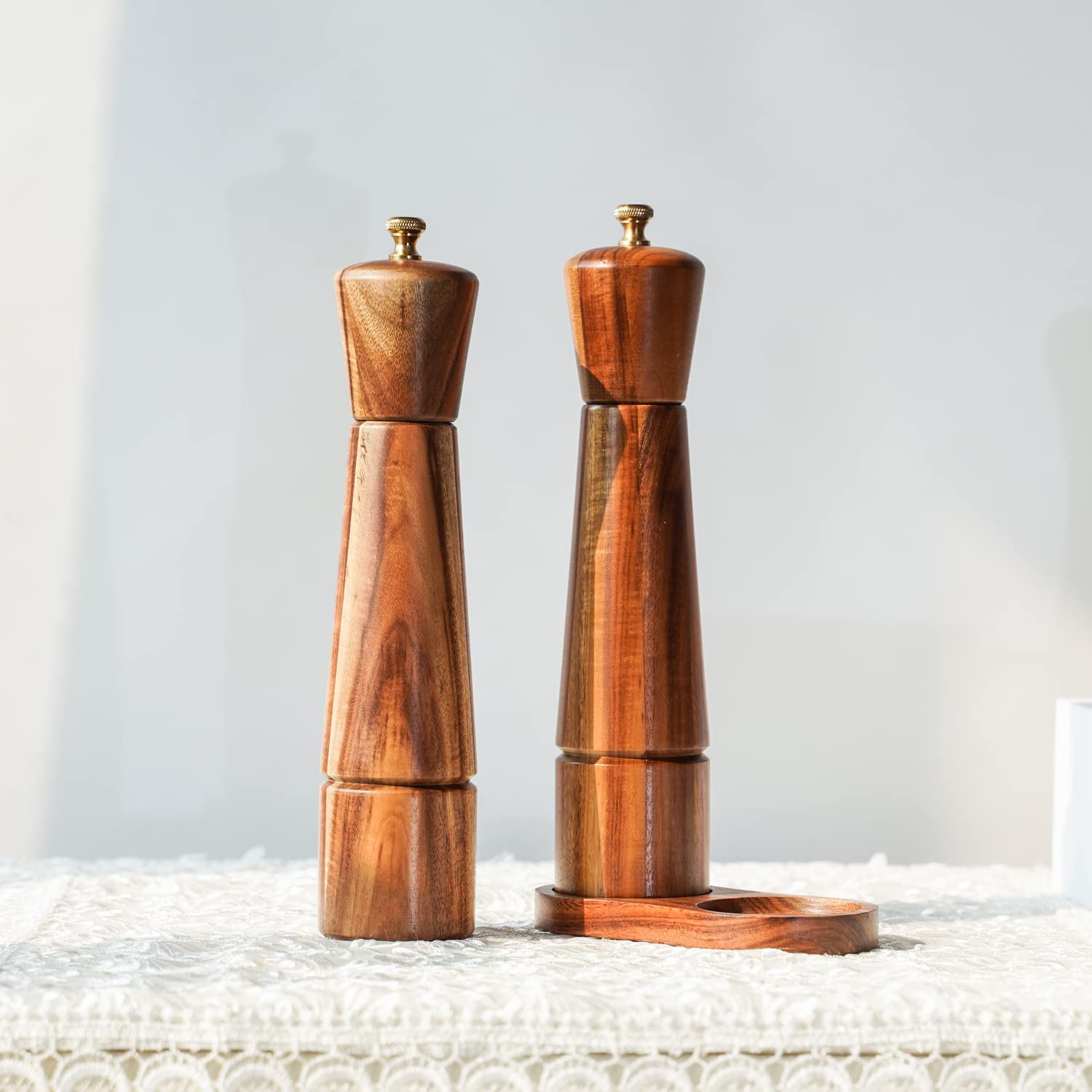 Set Macina Sale e Pepe con Vassoio per Macinino, Macina Sale Regorabile in Ceramica, Macina Pepe in Acciaio Inossidabile, in Legno di Acacia, Altezza 27 cm, Diametro del Fondo 6 cm
