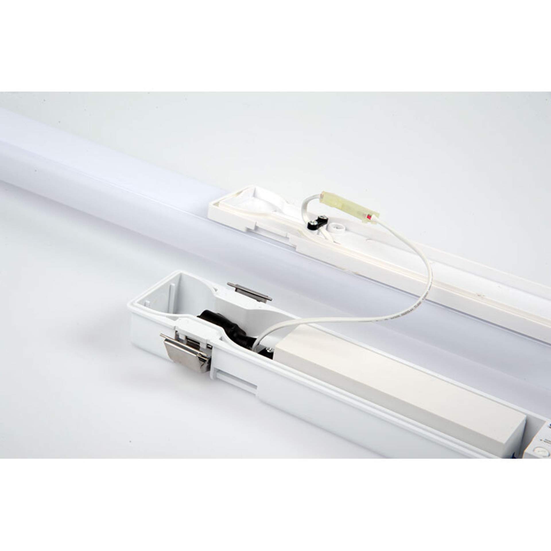 Müller-Licht Aquafix Lampe pour pièces humides IP65, 3800 lm, 4000 K, câblage de passage, connexion électrique centrale, 40 W, blanc, 120 cm