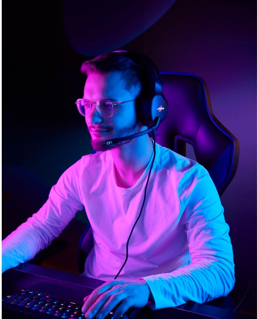 Another person wearing uRage SoundZ 710 7.1 V2 headset with microphone positioned