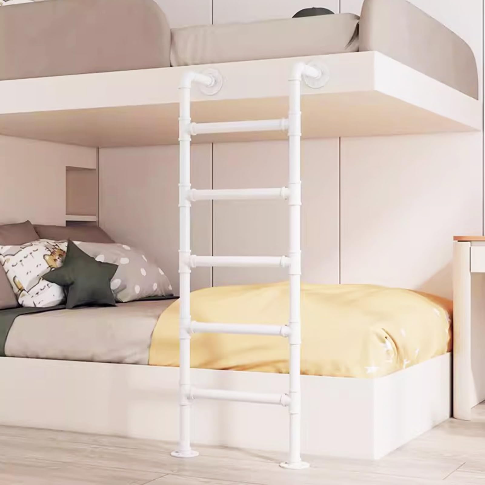 Escalera de metal para pared que optimiza el espacio en lofts y áticos domésticos