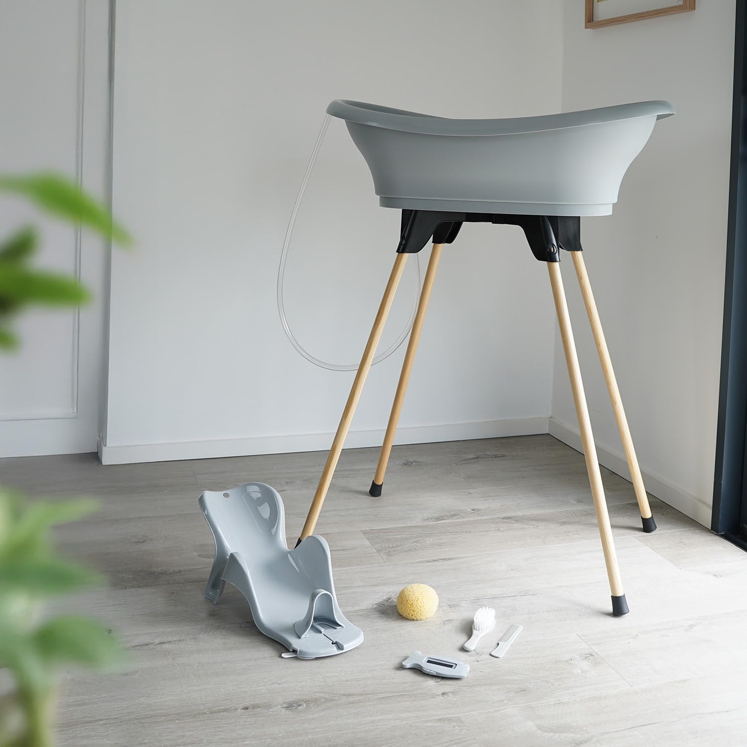 THERMOBABY - Zestaw do kąpieli dla niemowląt Vasco 7 w 1 Szary - Wanna + Stopa + Opróżnianie + Regulowany leżak kąpielowy + Termometr + Gąbka + Szczotka i grzebień - Wyprodukowano we Francji