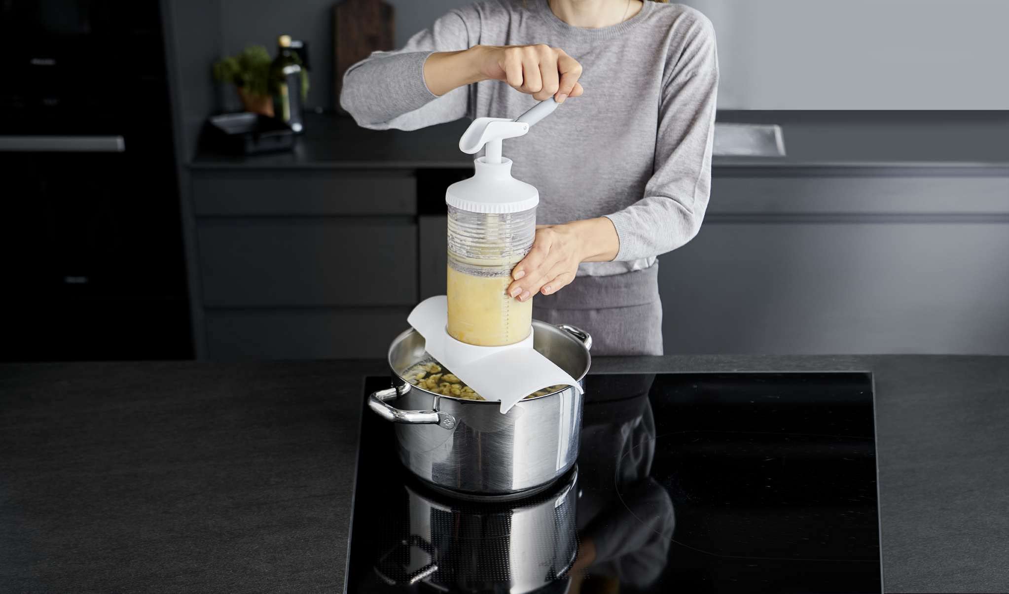 Betty Bossi Spätzle Blitz Maxi für 1,3 Liter Füllvermögen - Abmessen, Teimischen und Ausbringen in einem - rezeptlose Zubereitung dank Füllmarken