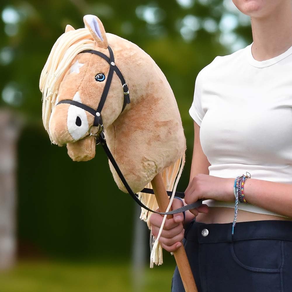 Hobby Horse Land Komplettes Hobby Horse Set Quater Horse Palomino + Netz + Halfter + Führstrick + Insektenschutzhaube, Pferde Stock für Hobby Horsing Aktivitäten, Alter: Little Kid, Big Kid