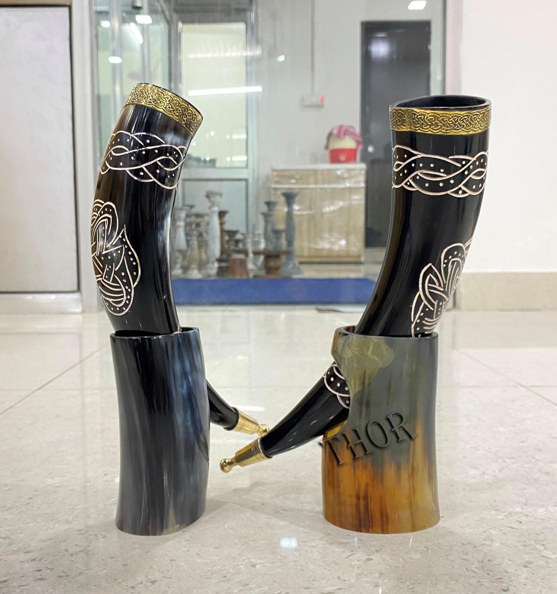 THOR INSTRUMENTS Set di 2 corno vichingo in ottone nero naturale con supporto per birra vino idromele regalo di Natale compleanno matrimonio per uomo tazza corno vichingo