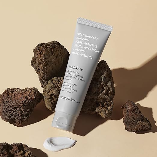 One of the main advantages of using this clay mask is its ability to remove excess oil. The volcanic clusters absorb the sebum and impurities clogging the pores, preventing the formation of blackheads and whiteheads. This makes the mask an excellent choice for individuals with oily or combination skin, as it helps mattify the complexion and control shine.