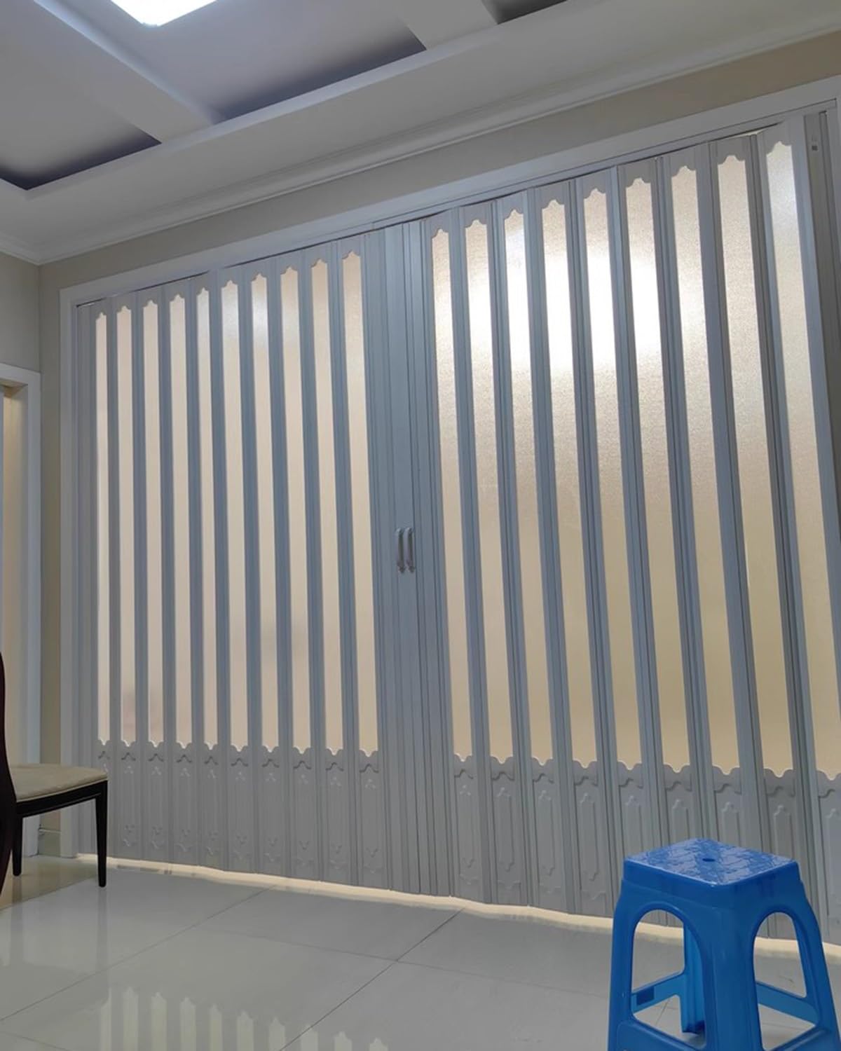 Drzwi przesuwne harmonijkowe, nowoczesne drzwi składane z matowym szkłem akrylowym, chowana konstrukcja do salonu, trwała konstrukcja aluminiowa i PCW