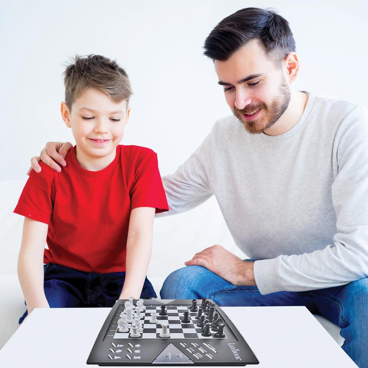 Lexibook ChessMan® Elite, gioco di scacchi, Computer di scacchi interattivo, 64 livelli di difficoltà, LED, alimentato a batteria o adattatore 9V, bianco/nero, CG1300LXB