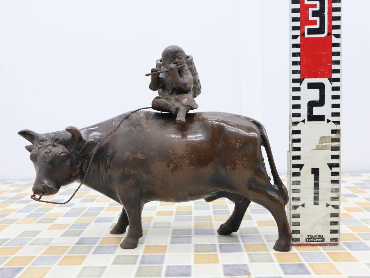 ブロンズ製 牛に乗る子供の置物 牛に乗る子供のブロンズ彫刻 中国