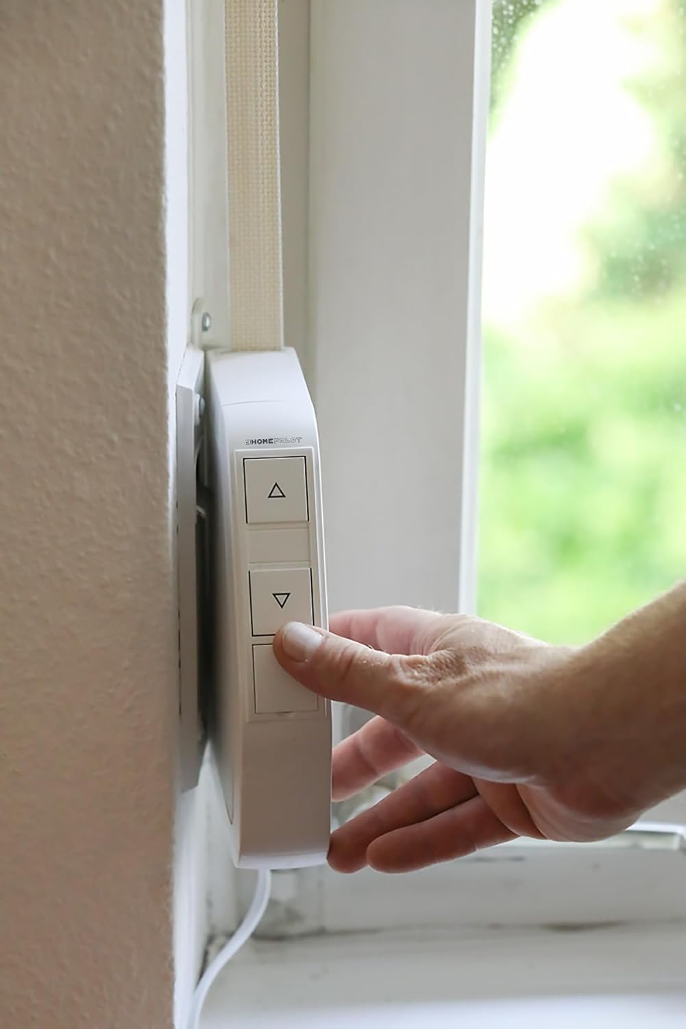 Hand operating the HOMEPILOT Shutter Winder Pure