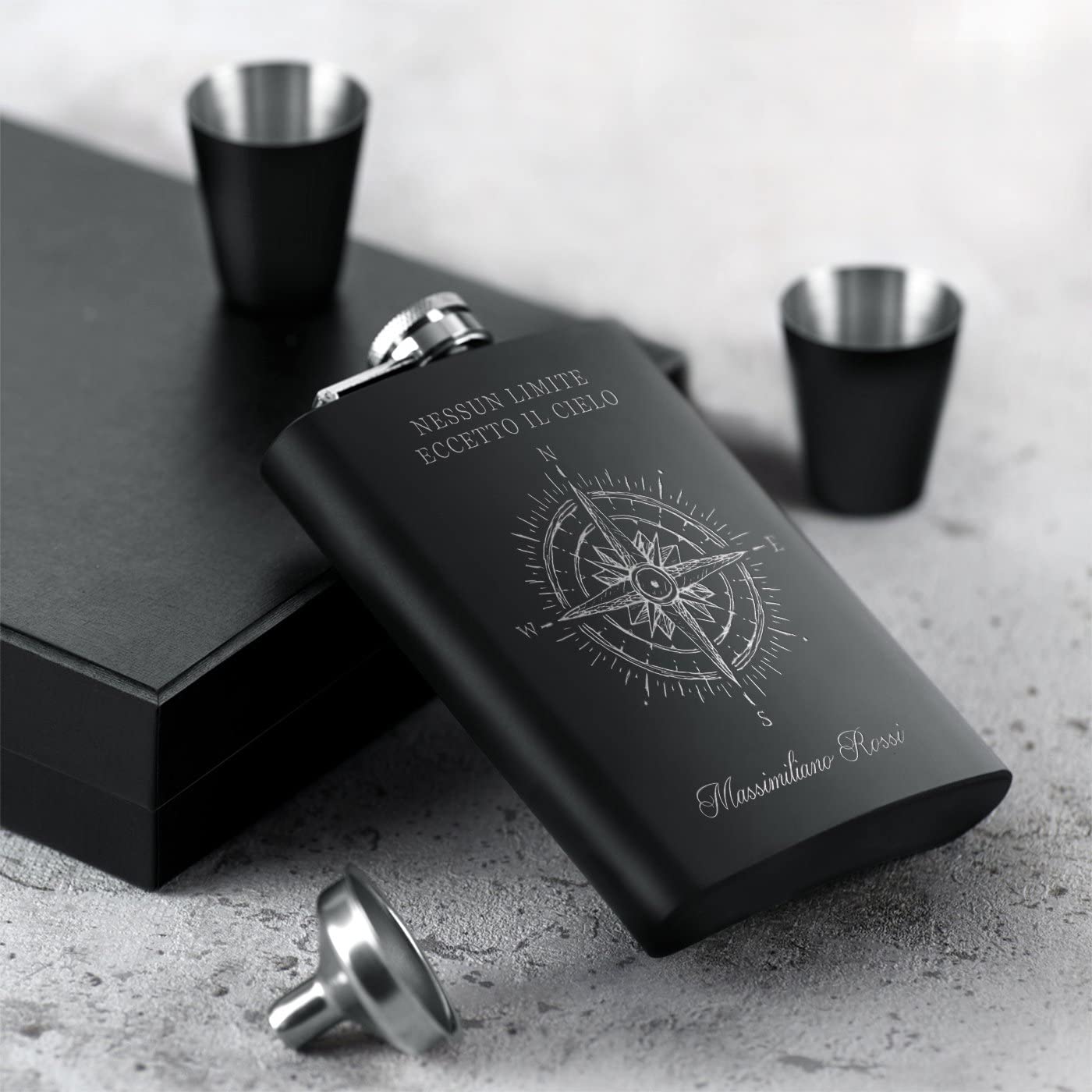 Fiaschetta nera in metallo - 200ml - 4 bicchieri e mini imbuto - incisione personalizzata - in acciaio inossidabile - dimensioni 15,5cm x 9,5cm - pensiero per uomo - bussola