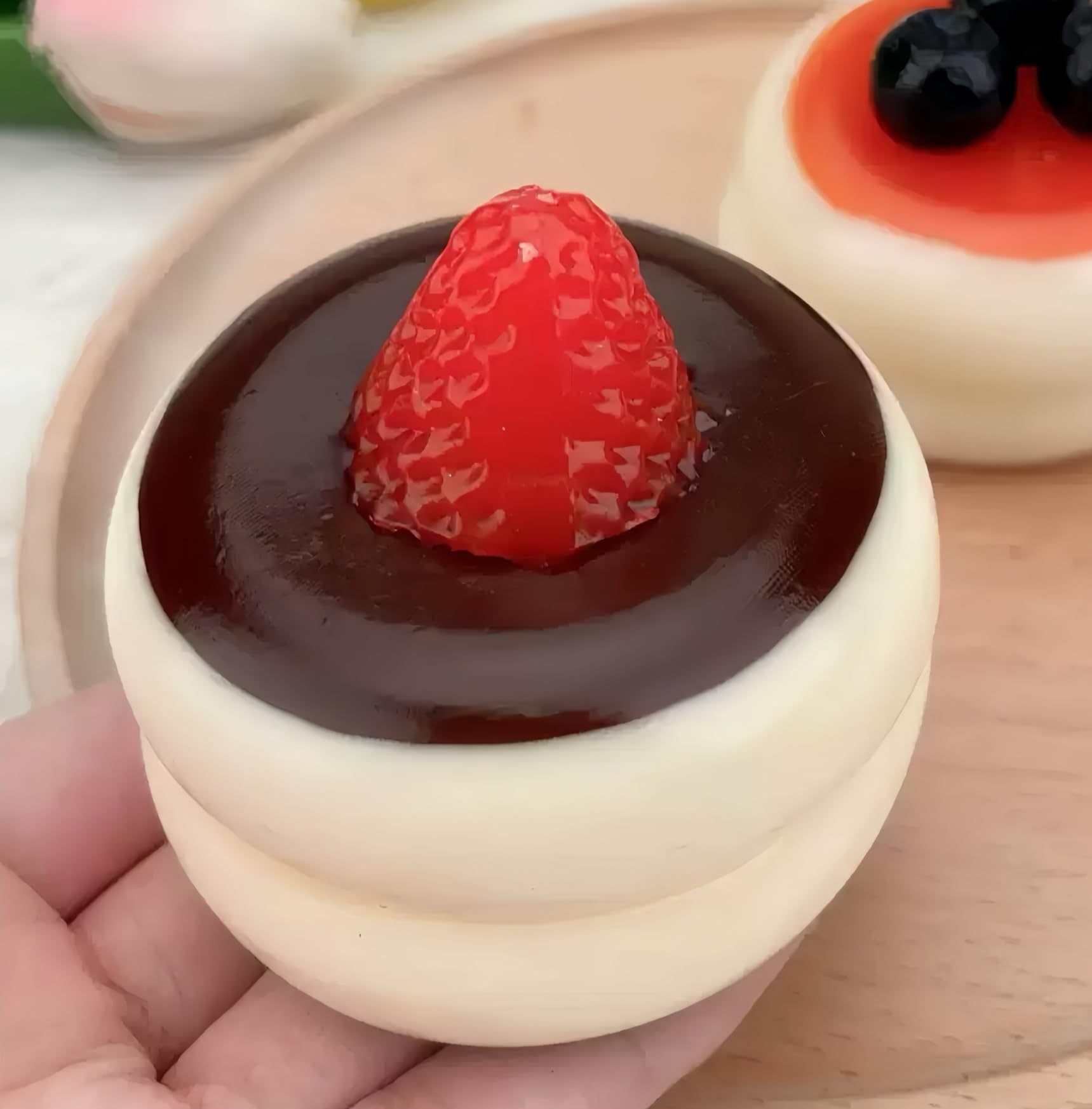 スクイーズ いちごのスフレ ケーキ おもちゃ 反発 【新感触！水感もちもち】 ス…