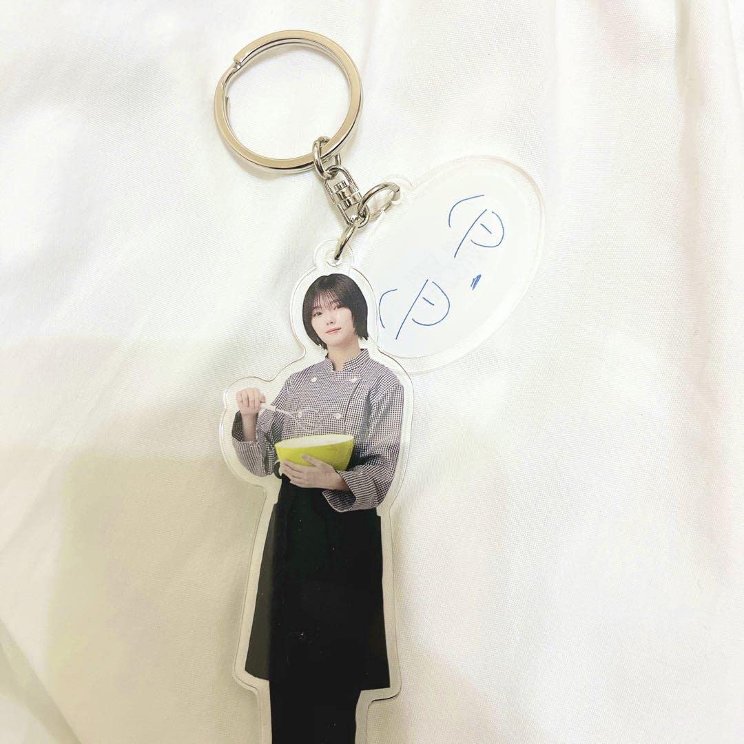 Amazon.co.jp: 櫻坂Cafe 藤吉夏鈴 アクリルキーホルダー : おもちゃ