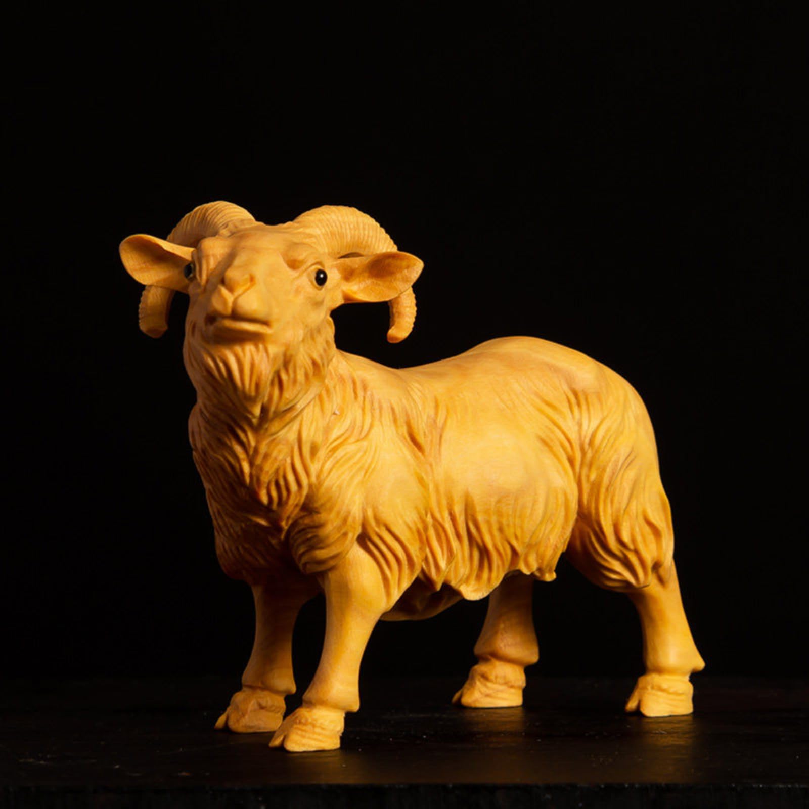 Statuette de chèvre en bois véritable pour sublimer votre étagère de salon