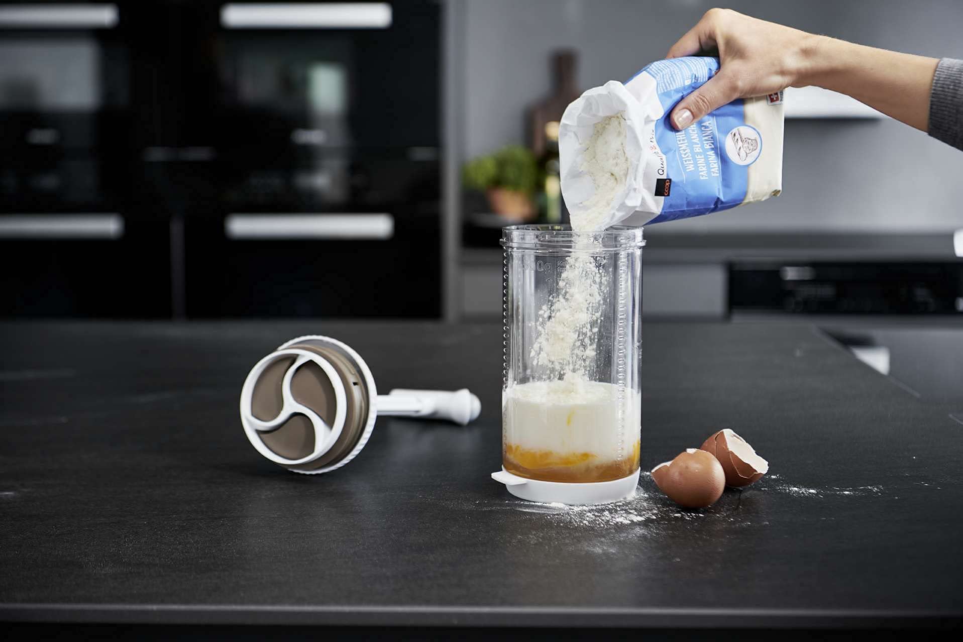Betty Bossi Spätzle Blitz Maxi für 1,3 Liter Füllvermögen - Abmessen, Teimischen und Ausbringen in einem - rezeptlose Zubereitung dank Füllmarken