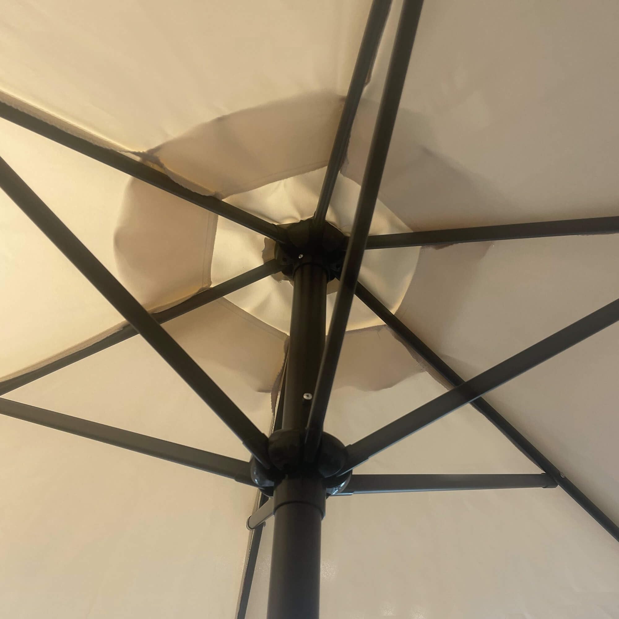 JJ. Parasol droit carré Juanito 300x300 cm Dimensions 3x3 m : grande surface d’ombrage Ouverture avec manivelle Tissu professionnelle 240g/m2 résistant aux UV Beige ivoire