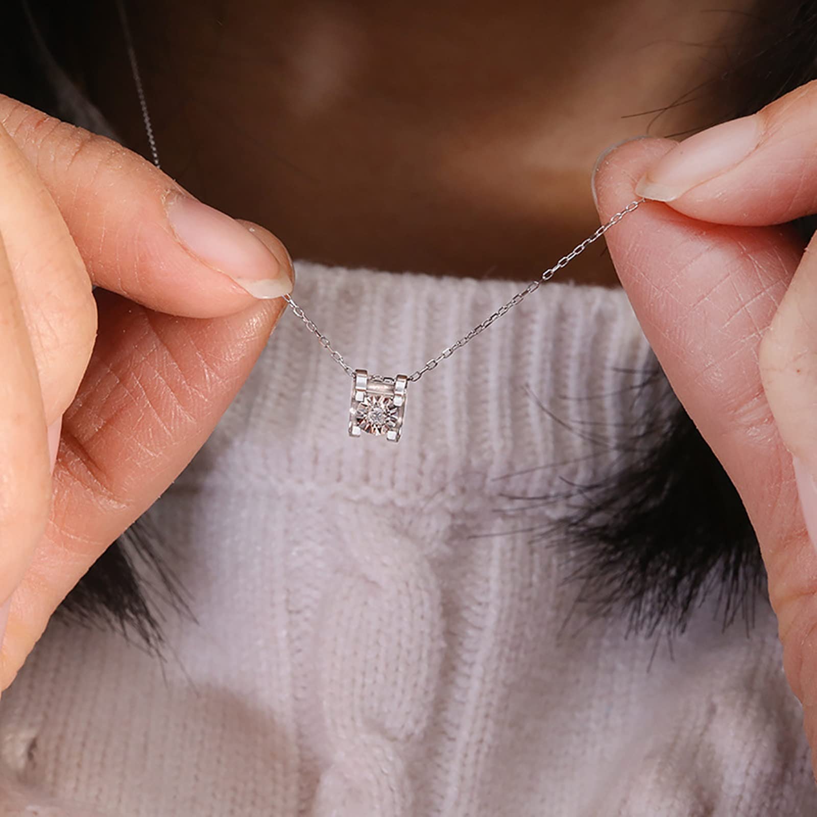 KnBoB Charms - Colgante para mujer de oro blanco de 14 quilates (585), 4 garras de 0,03 ct, cadena de moissanita, 45 cm