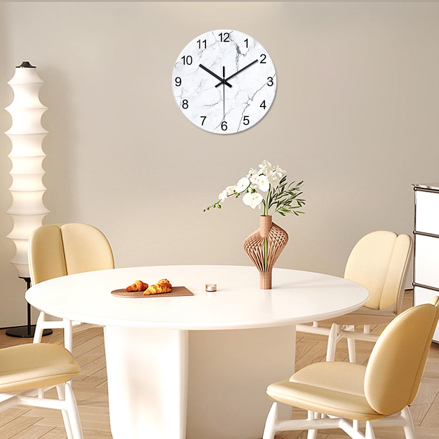 Modren Weiße Marmor-Glas-Wanduhren, batteriebetrieben, 35,6 cm, abstrakte dekorative Wanduhren, rund, minimalistisch, geräuschlos, Wanduhr für Wohnzimmer