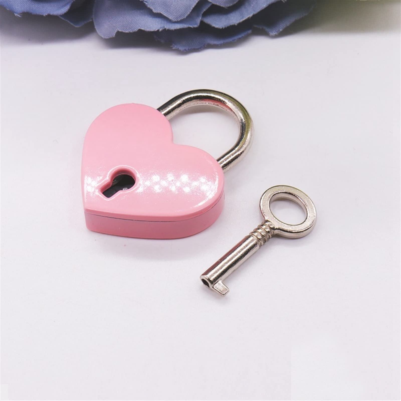 Cadenas en forme de coeur vintage pour protéger vos secrets et sécuriser votre valise rose