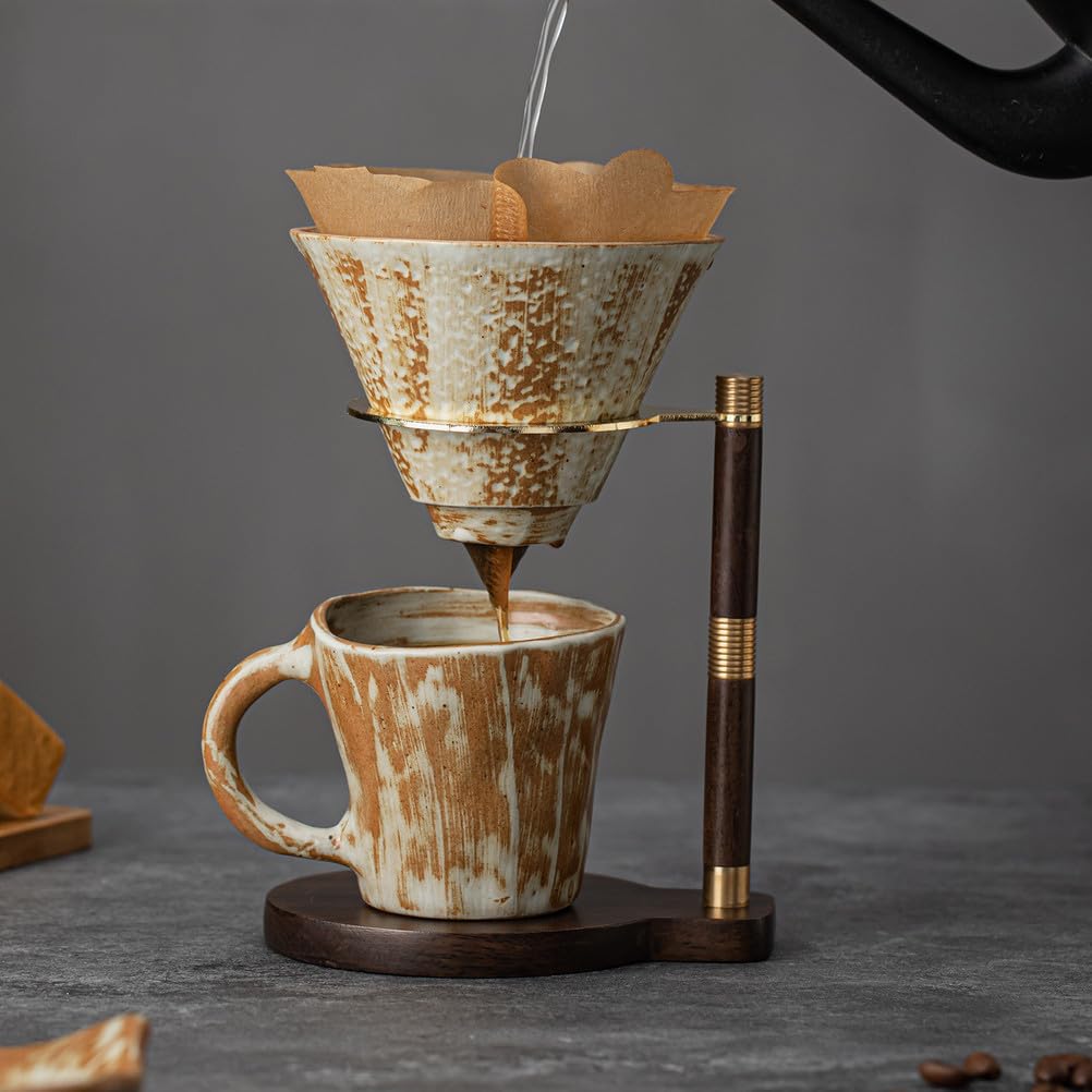 Zestaw do kawy przelewowej - ceramiczny dripper i kubek ze stojakiem z drewna | Szkliwo ceramiczne rzemieślnicze, stojak z litego drewna, złote akcenty