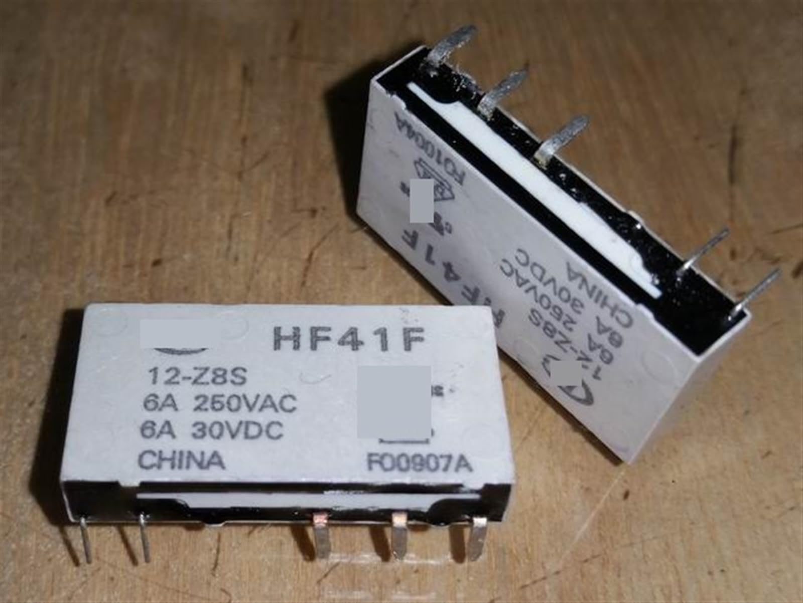 Relé HF41F 12-Z8S de perfil bajo con contactos de 6A y conmutación ágil de 5 pines 3