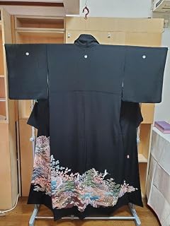 黒留め袖(4) 作家物 五つ紋 比翼仕立て 風景画 鶴 正絹 礼装 着物 結婚式
