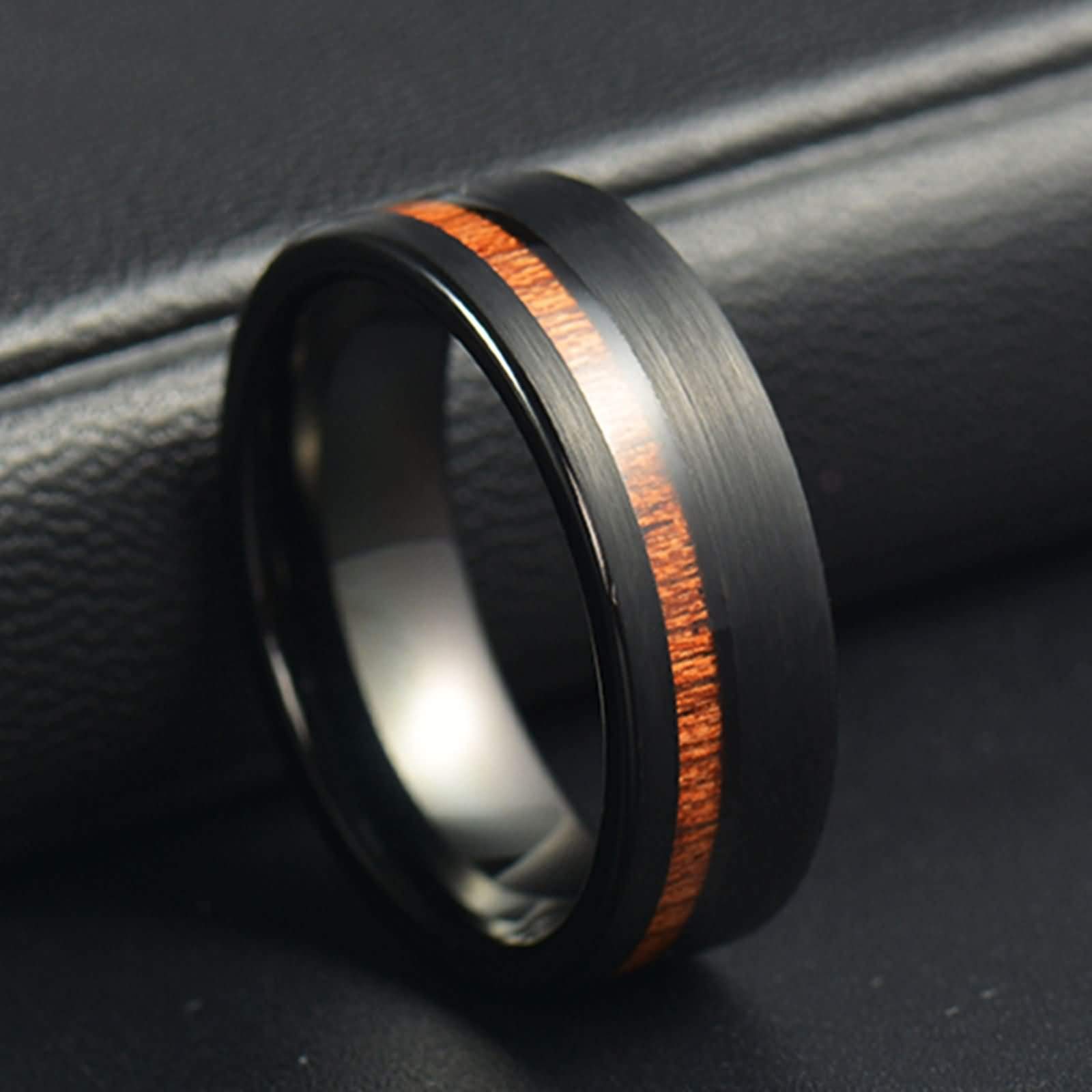 Anello Carburo di Tungsteno Koa Legno Intarsio Fede Nuziale per Uomo Comfort Fit Anello Uomo Personalizzabile Incisione 8MM Anello Nuziale Nero Misura 12-31