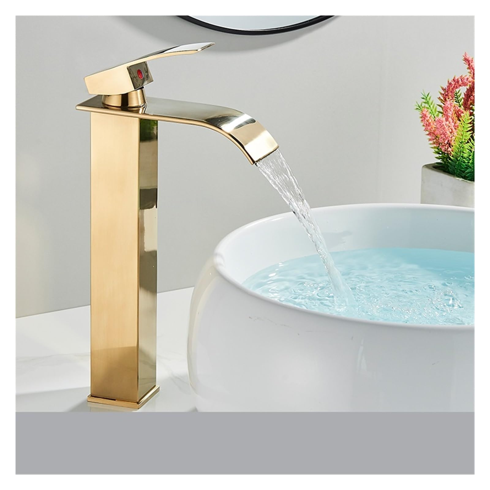 Robinet de lavabo cascade or brossé au design épuré pour vasque moderne