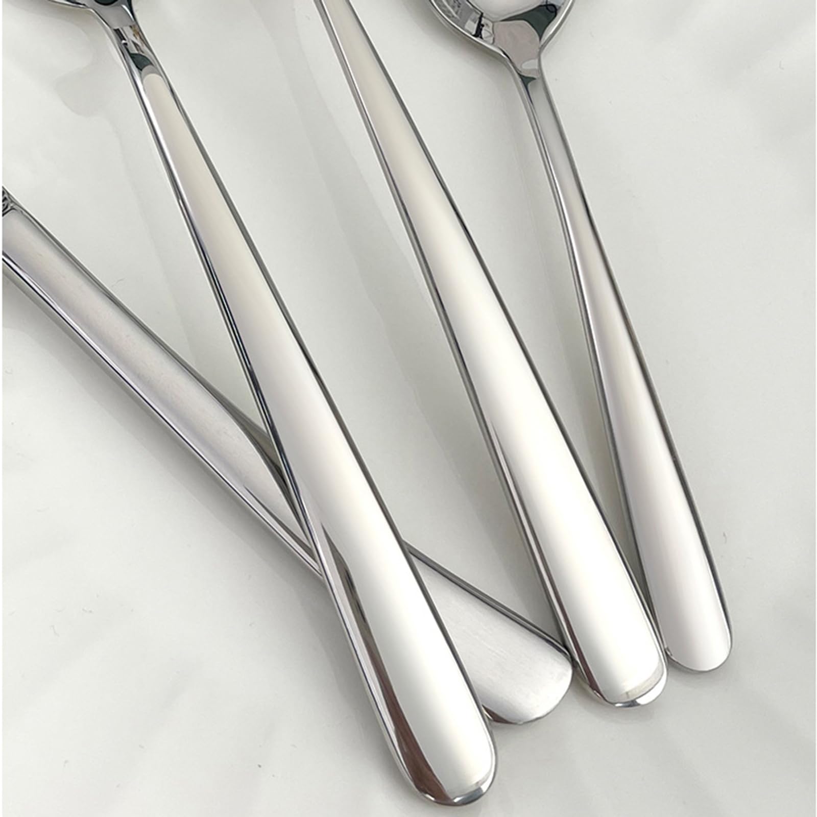 Feines Silberbesteck-Set für 4 Personen, Elegantes, wiederverwendbares Besteckset aus Edelstahl 18/10 mit rundem Griff, Messern, Gabeln, Löffeln, 16-teilig, verspiegeltes Geschirr, Eati