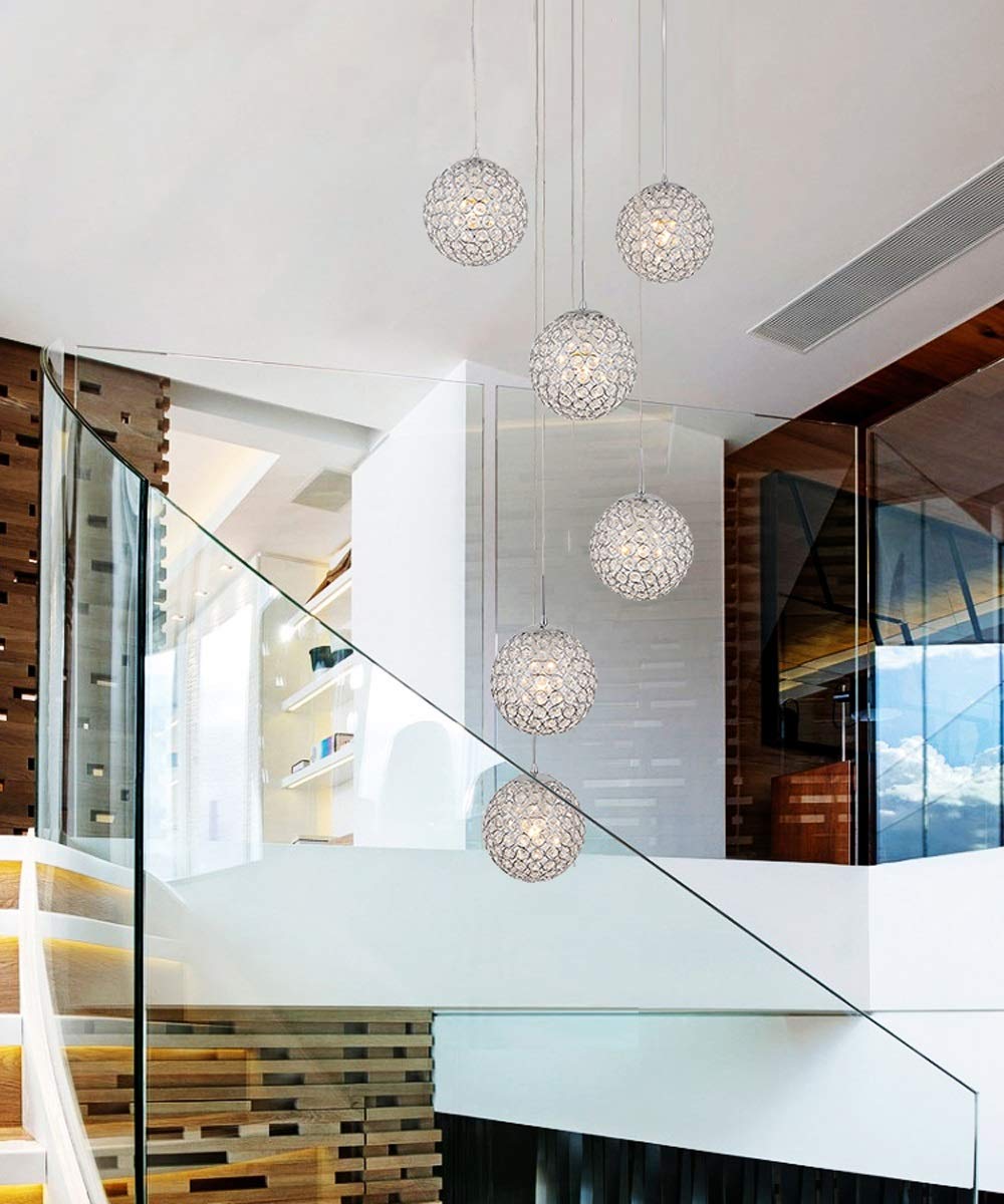 Lustre escalier en colimaçon pour sublimer un salon avec haut plafond