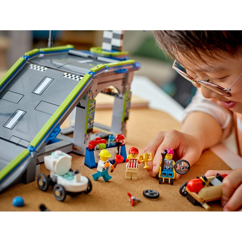 LEGO City Bez Granic: Tor z Rampami Dla Wyścigówek, Konstrukcyjna Zabawka dla Dziecka do Zbudowania, Pojazdy z Minifigurkami, w tym Hydraulik, Prezent dla 6-latka, dla Chłopca i Dziewczynki, 60460
