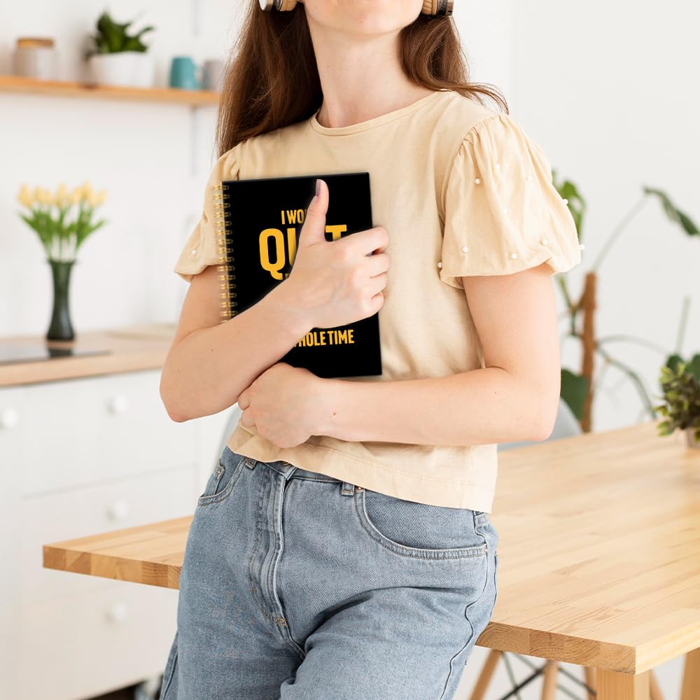 PUVOXHO Taccuino a spirale con 160 pagine bianche con scritta "I Won't Quit But I Might Cuss The Whole Time", regalo divertente e sarcastico per colleghi, regali per scherzi in ufficio, regali