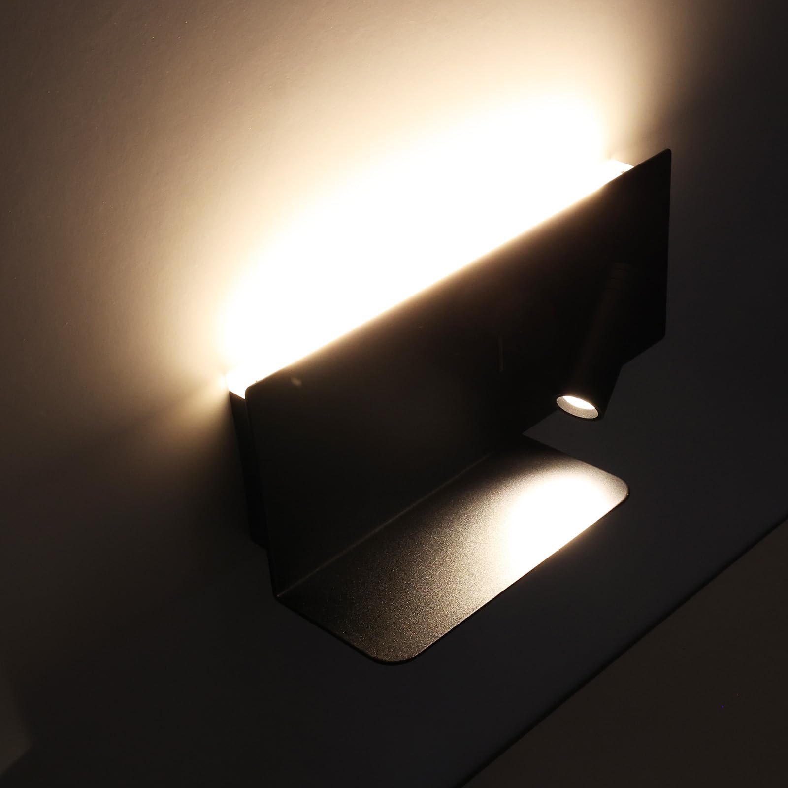 Alpinaluz Applique da Parete Moderno Nero Opaco con Faretto Destro, Luce Calda 2700K, Porta di Ricarica USB-C e USB-A, Luce Ambientale con Diffusore in Acrilico, Supporto per Cellulare e Due