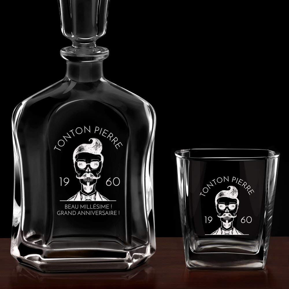 Maverton Ensemble de Carafe en verre Rhum Cognac Avec 6 verre a Whisky Gravés - Cadeau Personnalisé pour lui - Idee Cadeau Homme Anniversaire - 700 ml Service Universel Verre Whisky et Carafe - Oncle