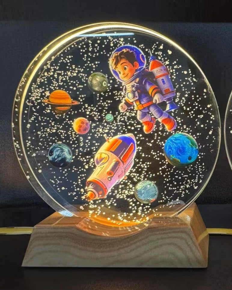 シルタノ星人 アクリル置物 LEDライト付き Buy Desidiya Acrylic Astronaut Boy Table Night Light, 3D LED